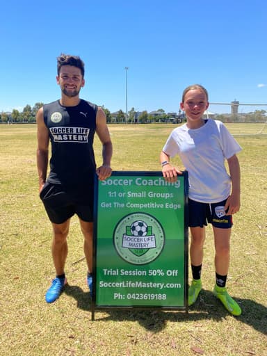 Private soccer coaching Adelaide – Kyle from Mastery Football Academy coaching a young player 1-on-1